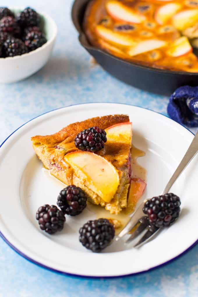 Blackberry & Apple Paleo Dutch Baby - a fast and easy puffed oven pancake made with fresh fruit for the perfect fuss free breakfast. |Grain free and dairy free