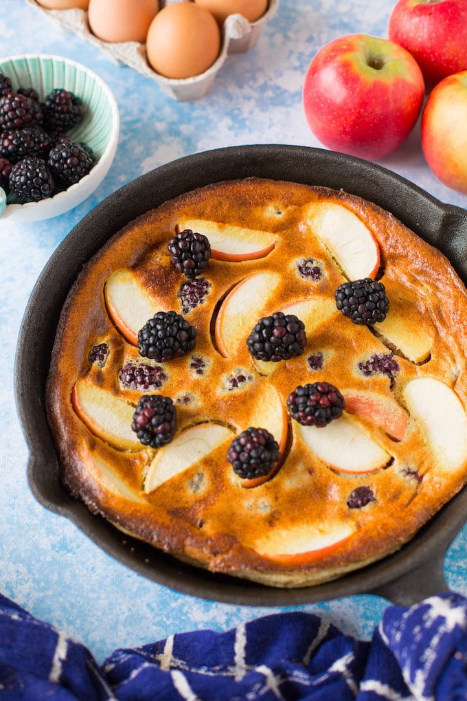 Blackberry & Apple Paleo Dutch Baby - a fast and easy puffed oven pancake made with fresh fruit for the perfect fuss free breakfast. |Grain free and dairy free