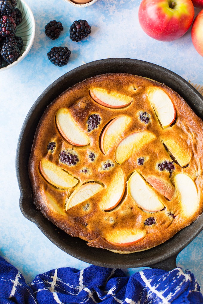 Blackberry & Apple Paleo Dutch Baby - a fast and easy puffed oven pancake made with fresh fruit for the perfect fuss free breakfast. |Grain free and dairy free