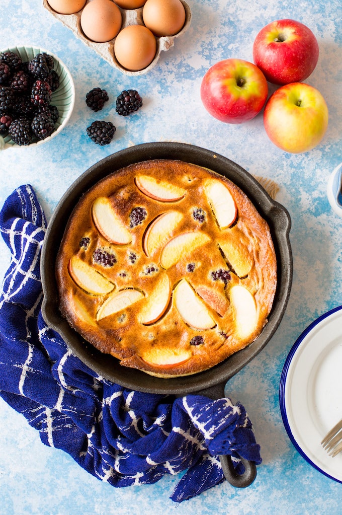 Blackberry & Apple Paleo Dutch Baby - a fast and easy puffed oven pancake made with fresh fruit for the perfect fuss free breakfast. |Grain free and dairy free