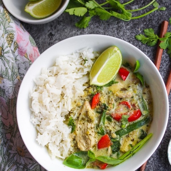 low fodmap thai green curry with white rice in a bowl