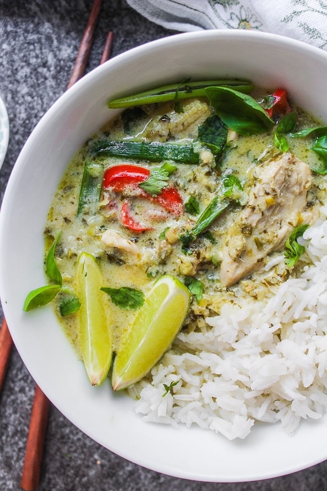 low fodmap thai green curry with white rice in a bowl with lime wedges 