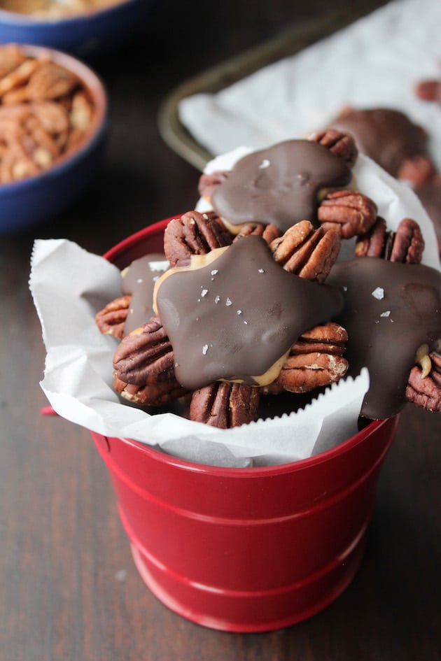 Vegan Chocolate Caramel Turtle Clusters - a five minute vegan caramel sauce drizzled over, crunchy toasted pecans and topped with dark chocolate shell. Only 7 ingredients! Paleo + Vegan 