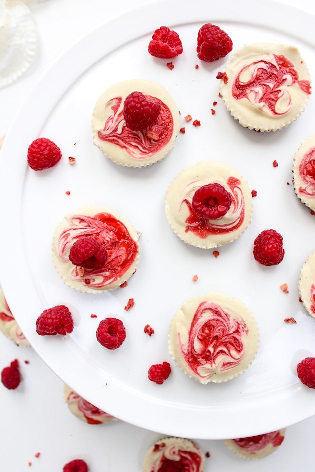 Smooth & creamy Raspberry Swirl Raw Cheesecake Cups with a chocolatey nut & date crust | Paleo + Vegan