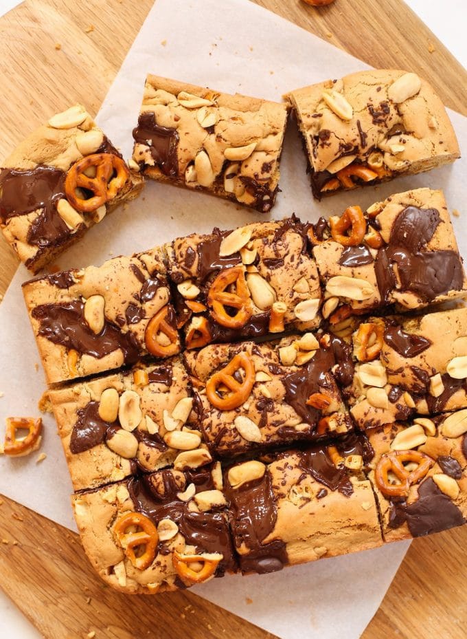 Sweet & salty gluten free cookie bars made with a peanut butter base and topped with chopped chocolate bits | Gluten Free + Dairy Free + Egg Free Vegan Option