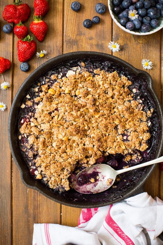 Peanut Butter Berry Crumble - made with a fruity summer filling and topped with a oaty peanut butter crumble topping. | Gluten Free + Vegan + Low FODMAP