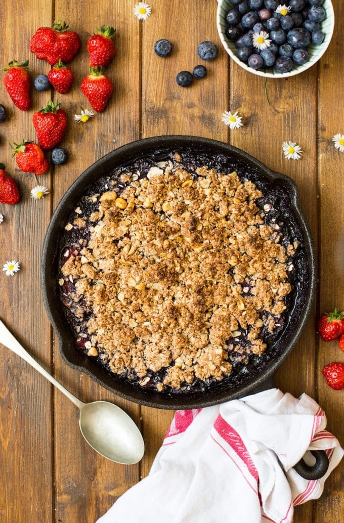 Peanut Butter Berry Crumble - made with a fruity summer filling and topped with a oaty peanut butter crumble topping. | Gluten Free + Vegan + Low FODMAP