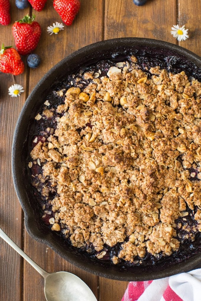 Peanut Butter Berry Crumble - made with a fruity summer filling and topped with a oaty peanut butter crumble topping. | Gluten Free + Vegan + Low FODMAP
