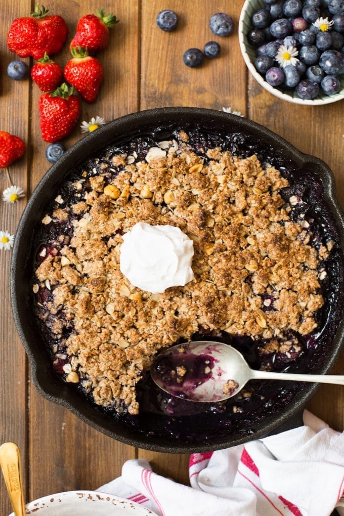 Peanut Butter Berry Crumble - made with a fruity summer filling and topped with a oaty peanut butter crumble topping. | Gluten Free + Vegan + Low FODMAP