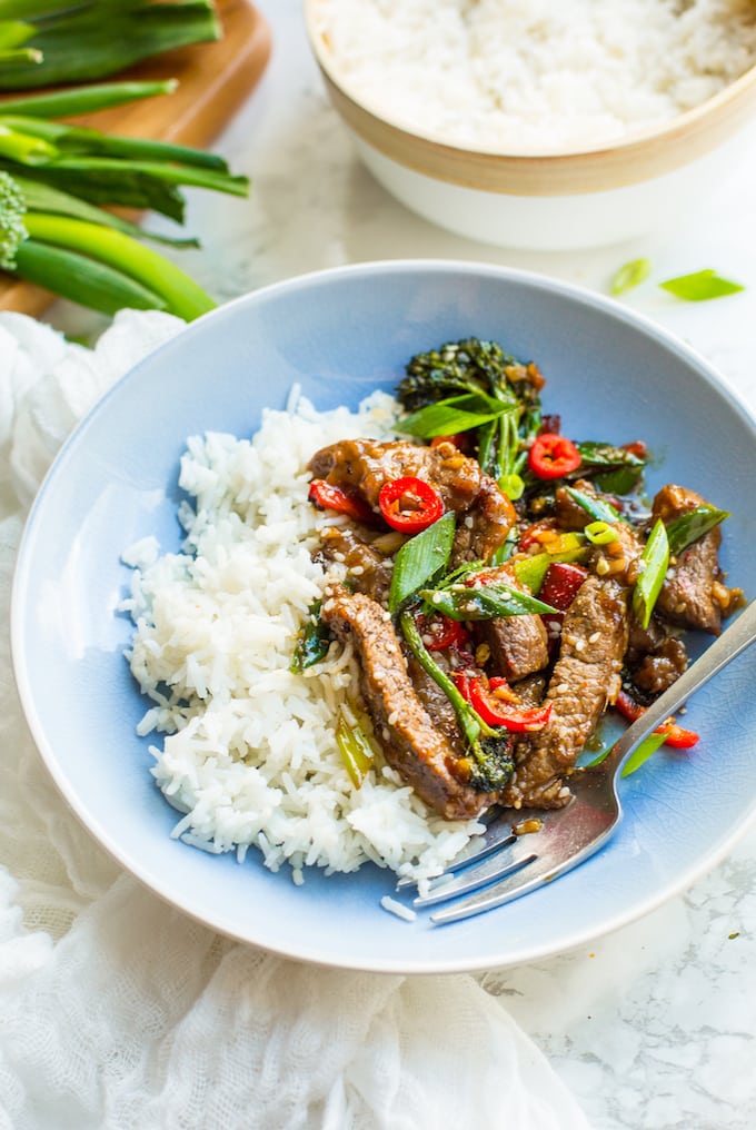 Paleo Beef Stir Fry with sliced chili, broccoli and spring onions over a bed of rice | #paleo #glutenfree