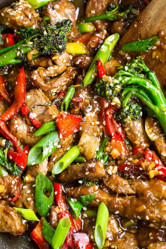 Paleo Beef Stir Fry with broccoli, red pepper and sesame seeds #paleo #glutenfree