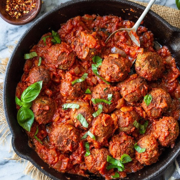 Vegan-Lentil-Meatballs in cast iron skillet