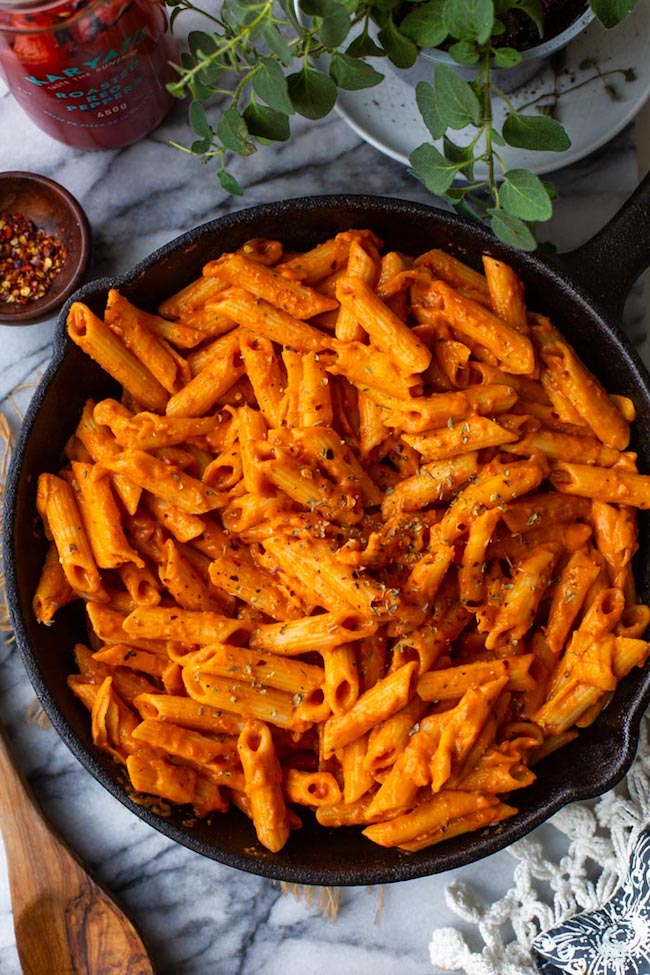 Velvety Garlic & Roasted Red Pepper Pasta in a cast iron skillet