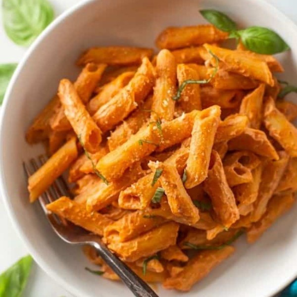 Creamy Cashew Tomato Pasta (vegan!) in a bowl