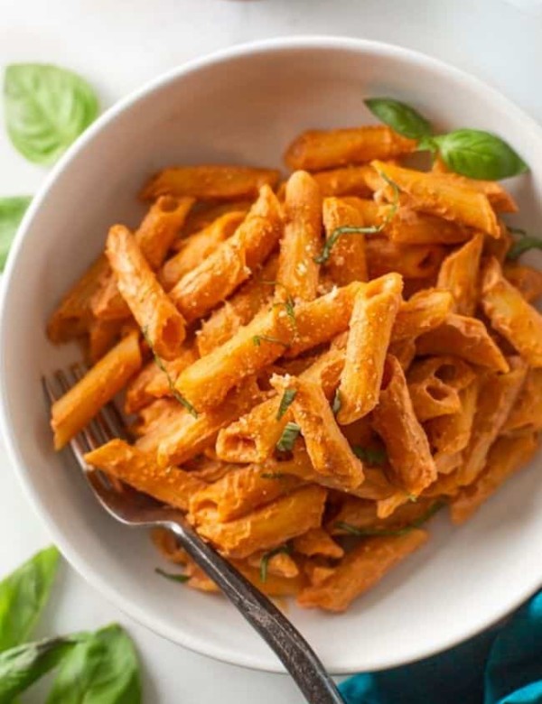 Creamy Cashew Tomato Pasta (vegan!) in a bowl