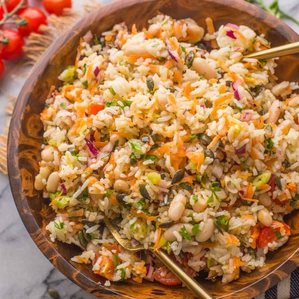 Mediterranean-Rice-Salad in a wooden bowl