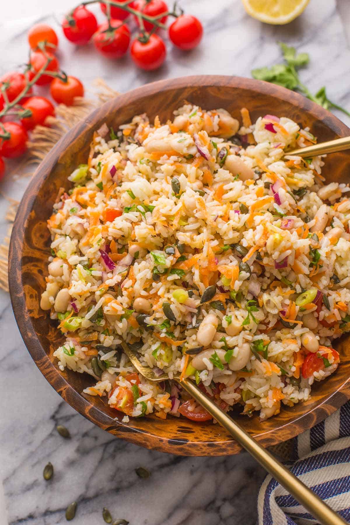 Mediterranean-Rice-Salad in a wooden bowl
