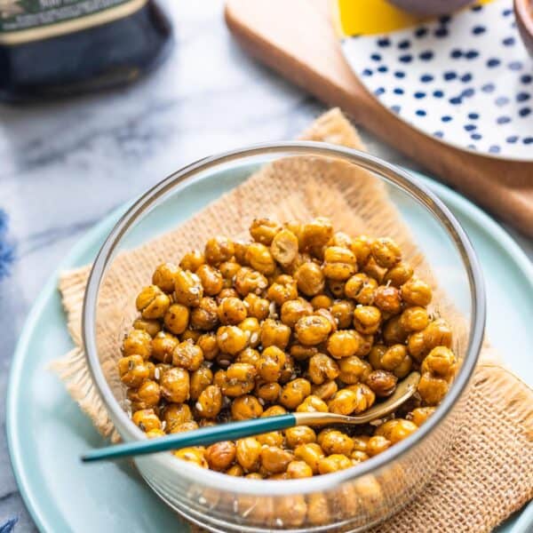 za'atar roasted chickpeas in a bowl