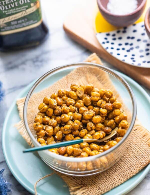 za'atar roasted chickpeas in a bowl