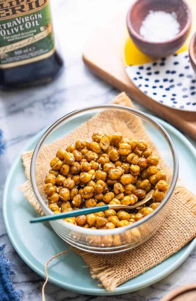 za'atar roasted chickpeas in a bowl